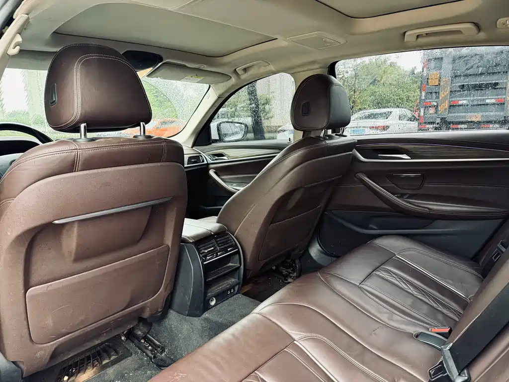 BMW 5 Series New Energy 2019 — фото 19
