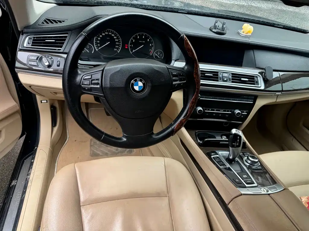 BMW 7 Series 2011 — фото 9