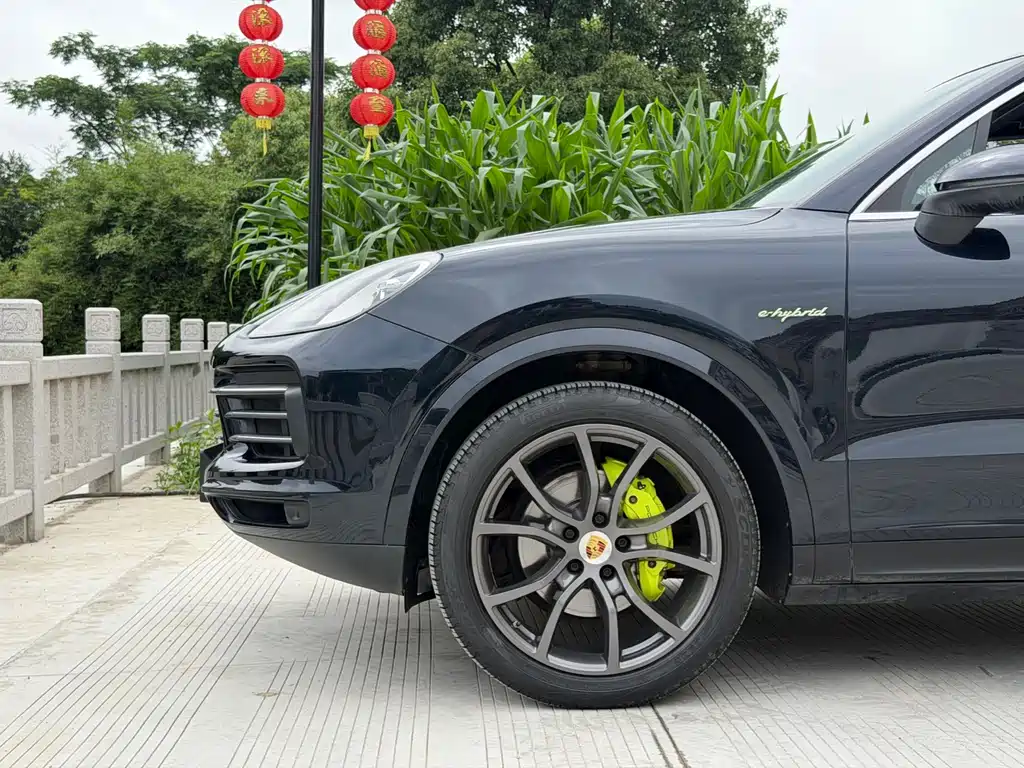 Porsche Cayenne Hybrid 2021 — фото 6
