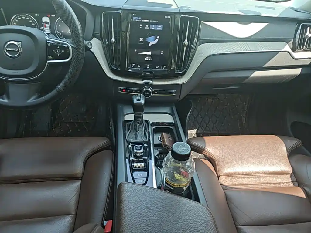 Volvo XC60 2018 — фото 14