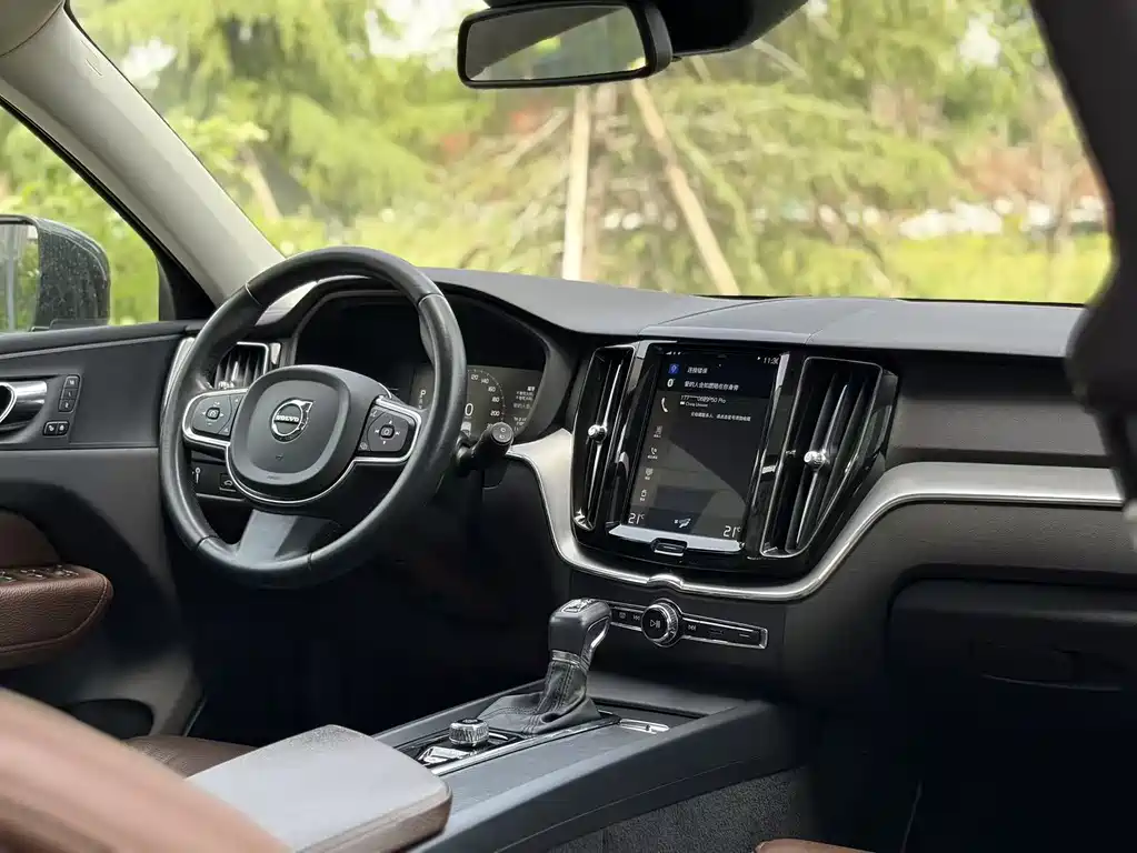 Volvo XC60 2020 — фото 20