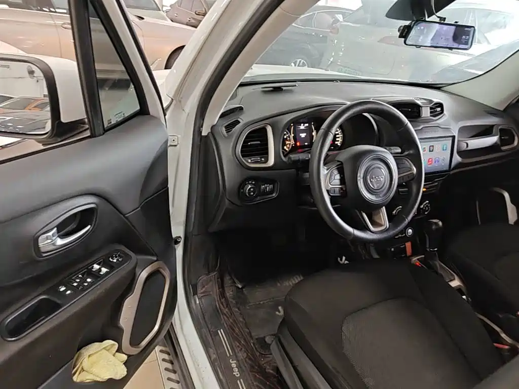 Jeep Renegade 2016 — фото 16