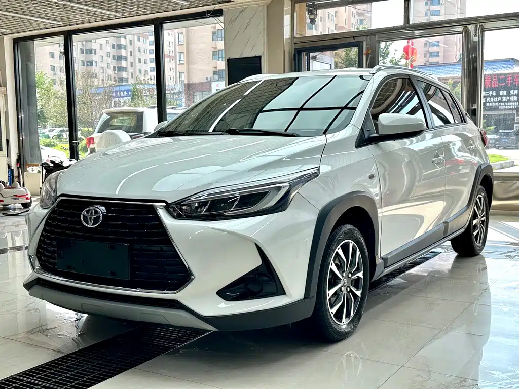 Toyota Yaris L 2022 — фото 1