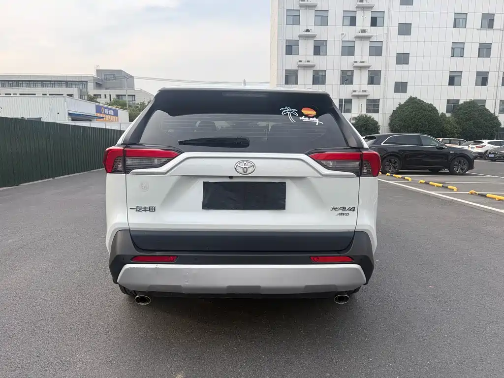 Toyota RAV4 2023 — фото 12