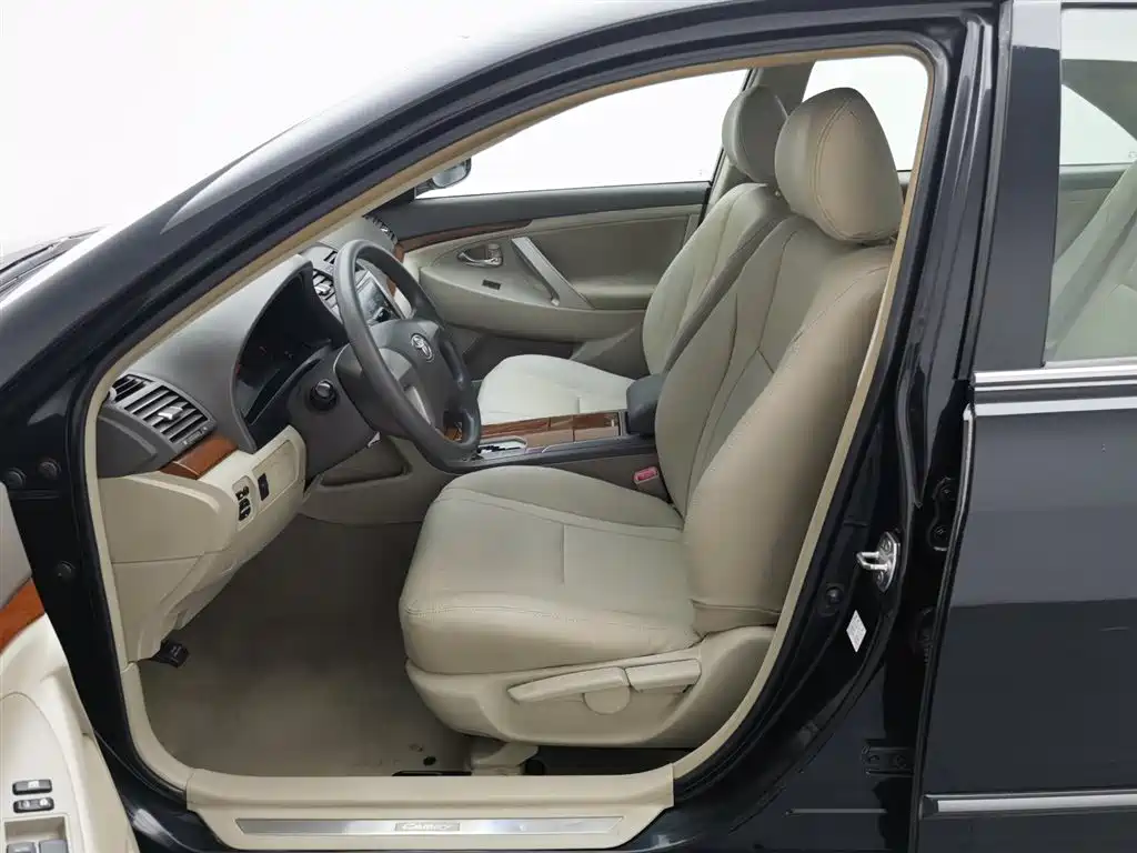 Toyota Camry 2016 — фото 10