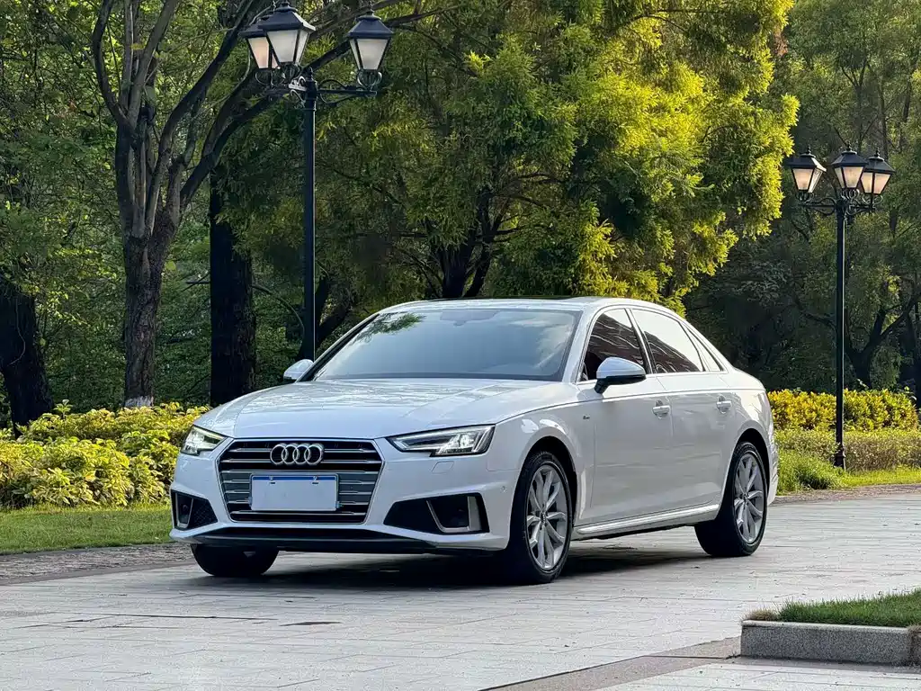 Audi A4L 2019 — фото 1