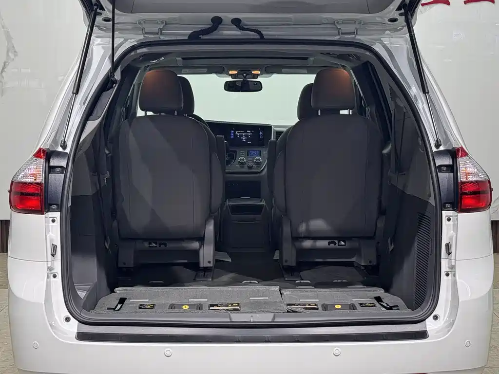 Toyota Sienna 2017 — фото 21