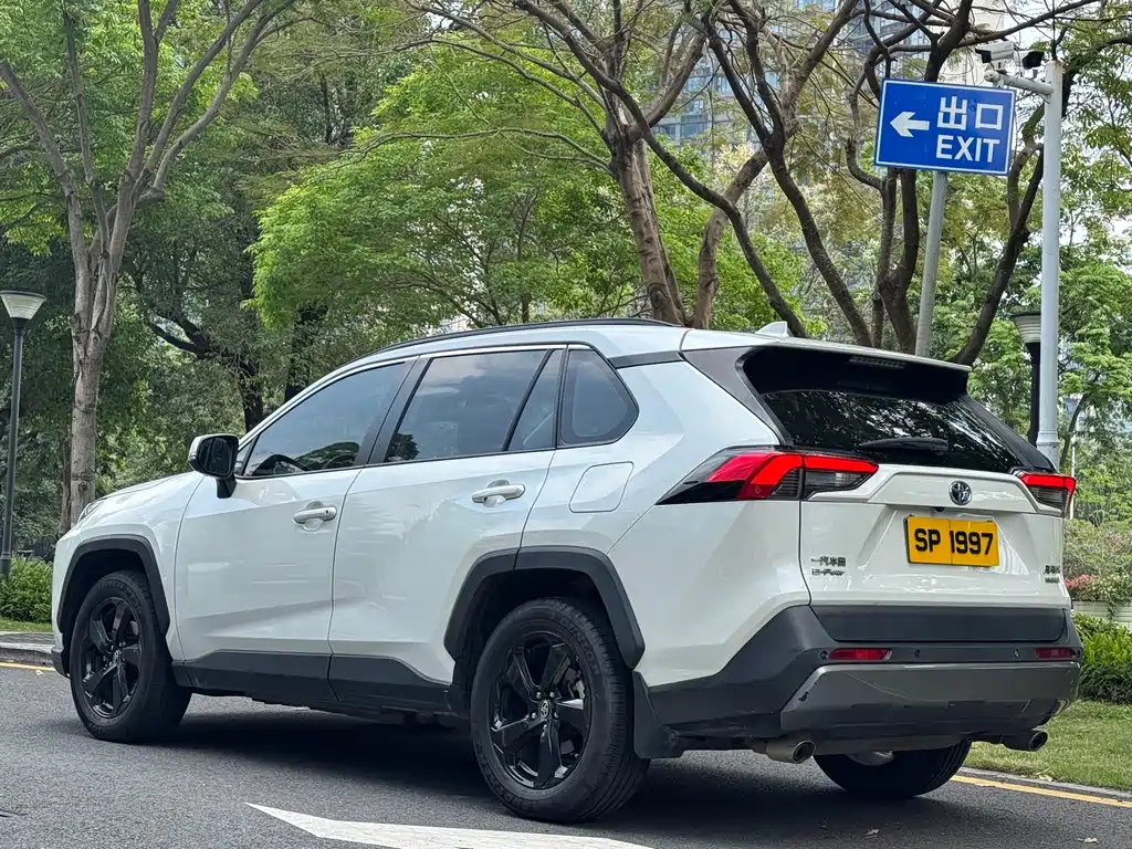 Toyota RAV4 2021 — фото 5