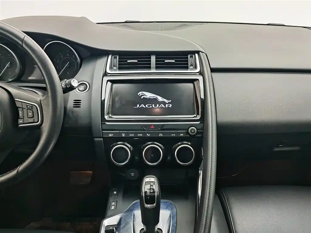 Jaguar E-PACE 2019 — фото 12