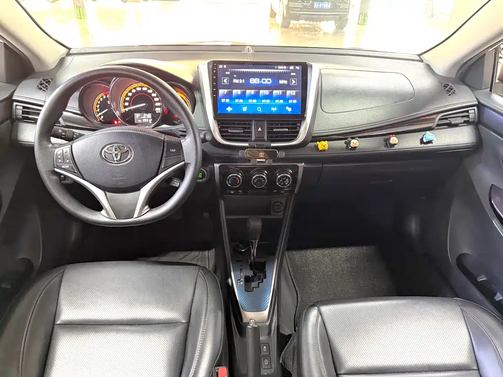Toyota Yaris L 2022 — фото 11