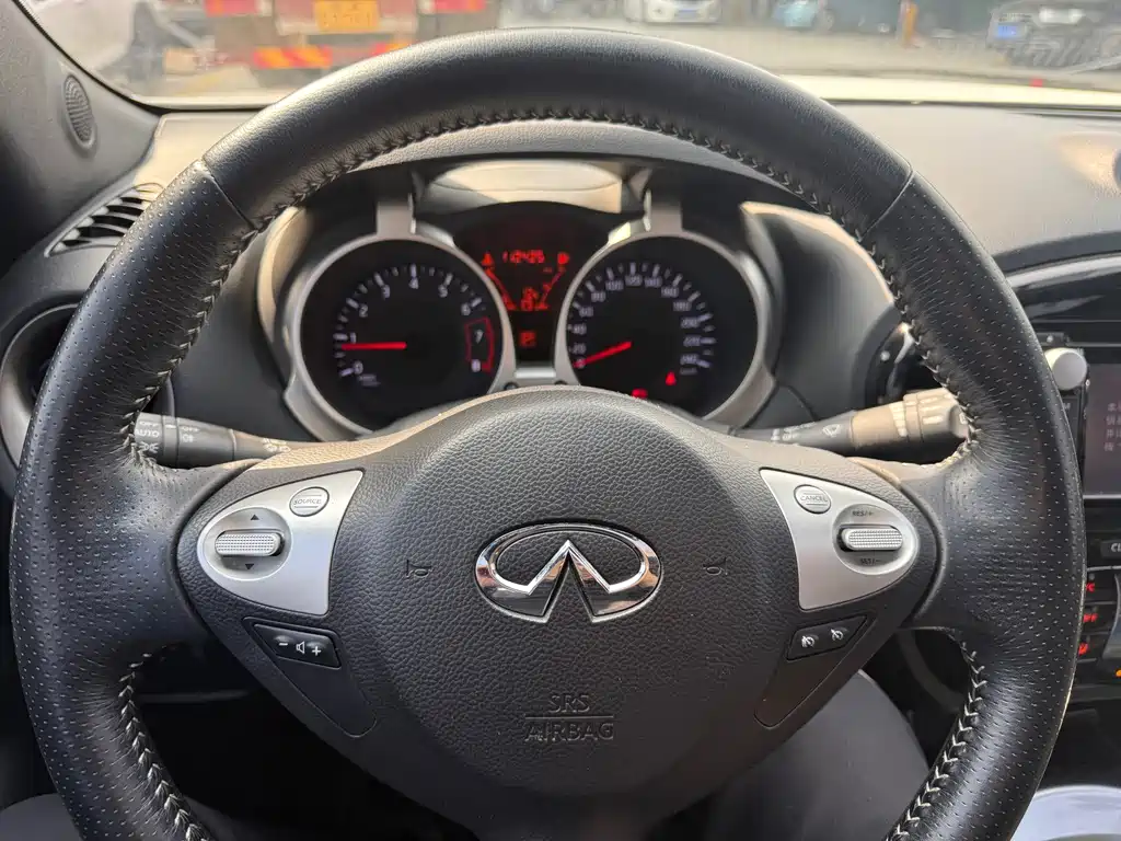 Infiniti ESQ 2015 — фото 12