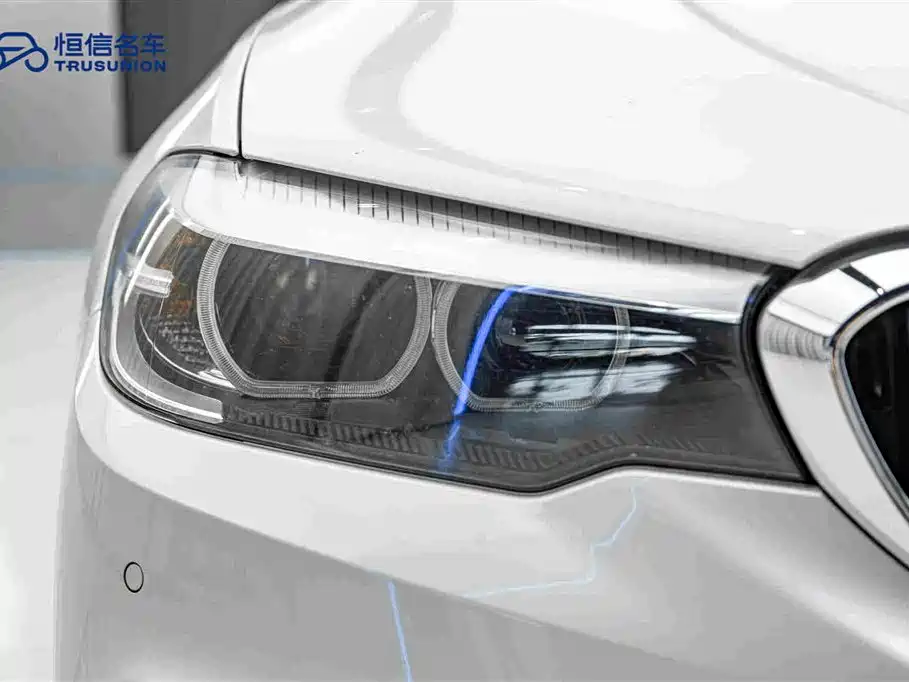 BMW 5 Series 2019 — фото 10