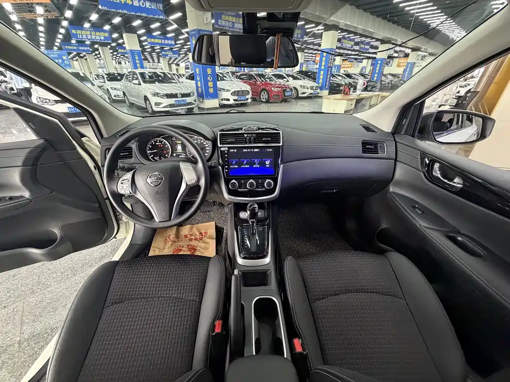 Nissan Tiida 2017 — фото 11