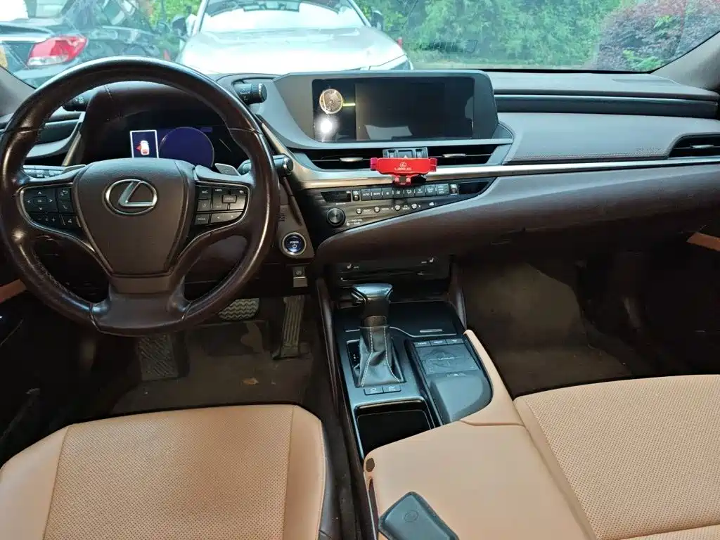Lexus ES 2019 — фото 13