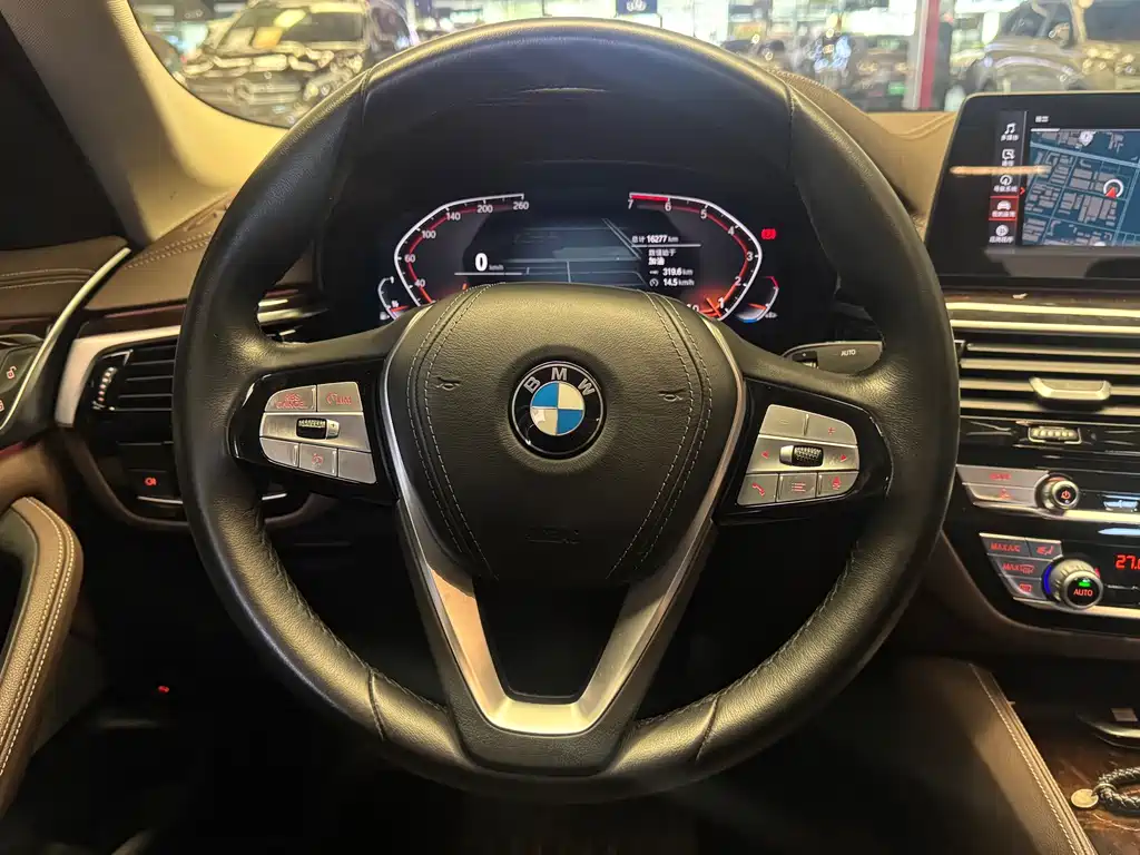 BMW 5 Series 2019 — фото 19