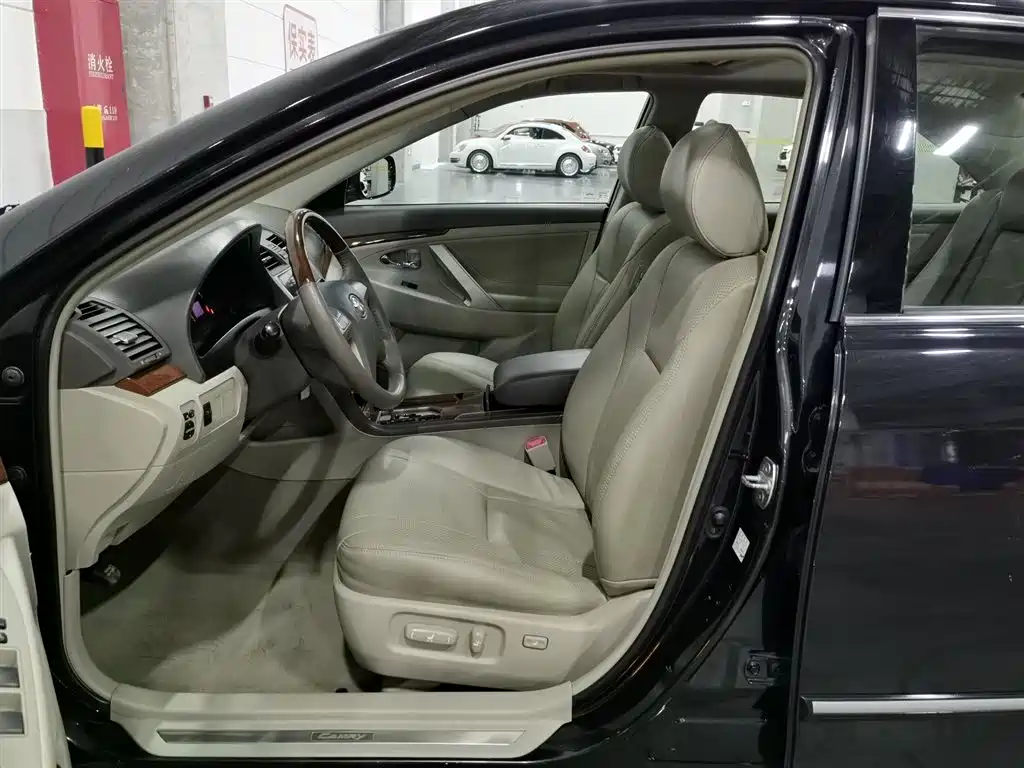 Toyota Camry 2015 — фото 10