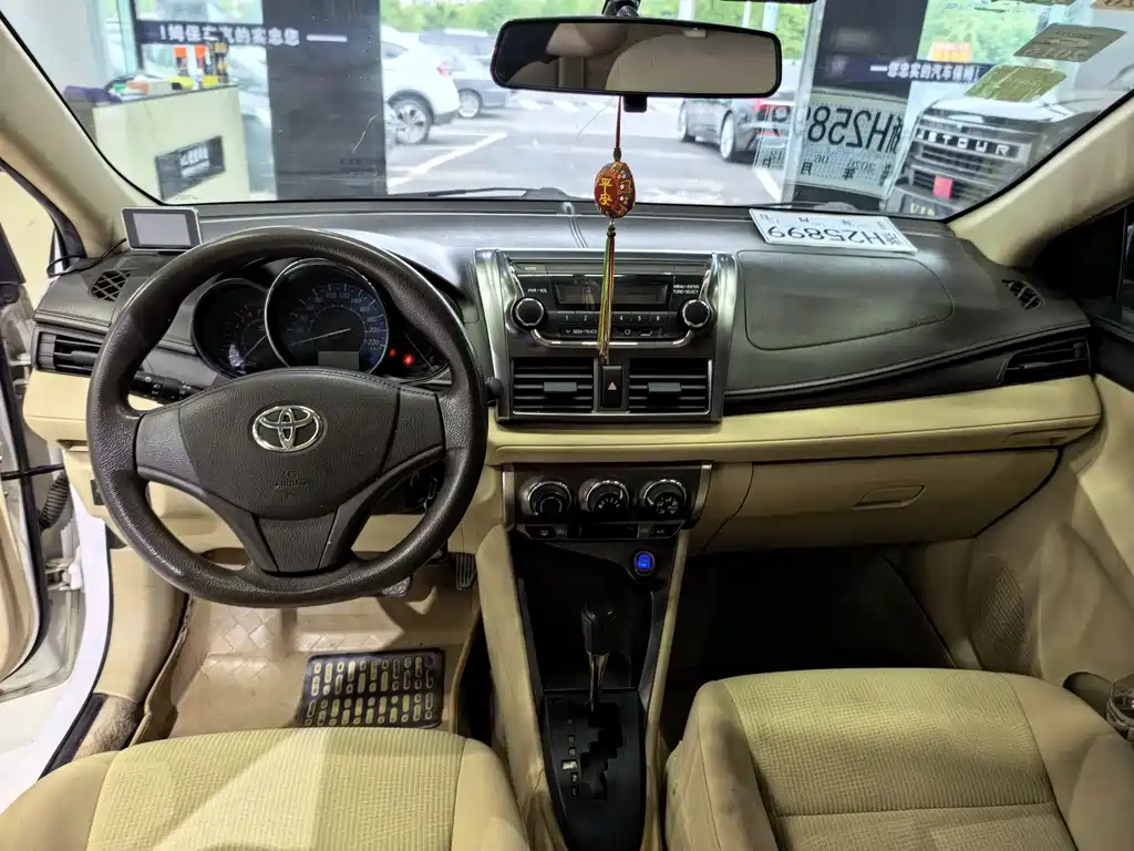 Toyota Yaris L 2014 — фото 9