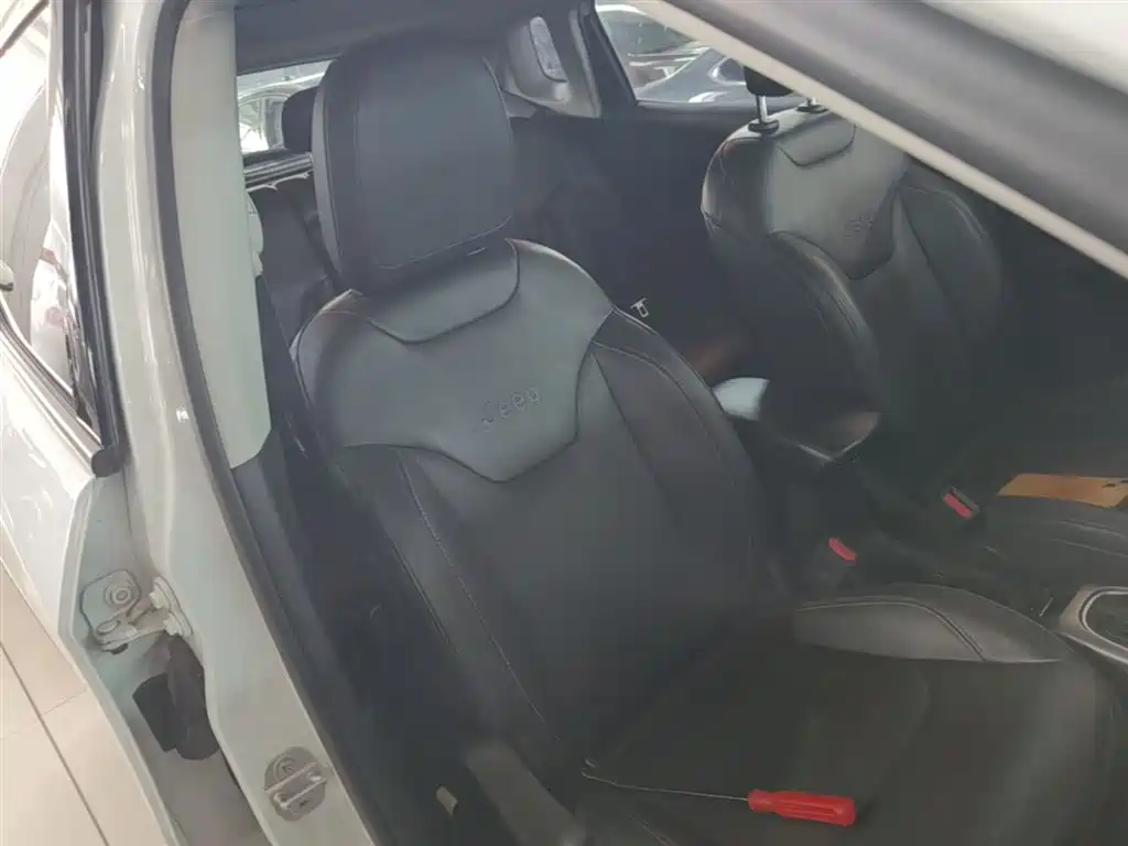 Jeep Compass 2018 — фото 25