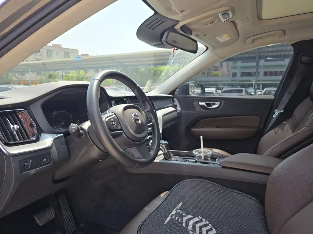 Volvo XC60 2019 — фото 12