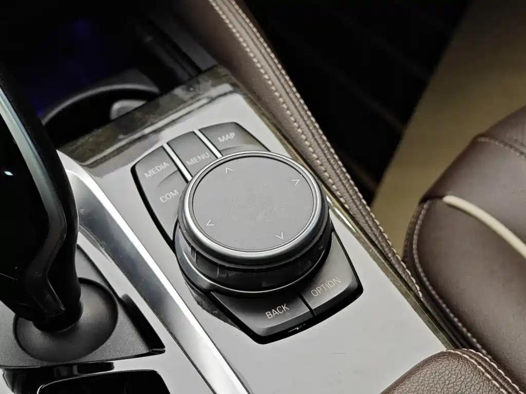 BMW 5 Series 2021 — фото 19
