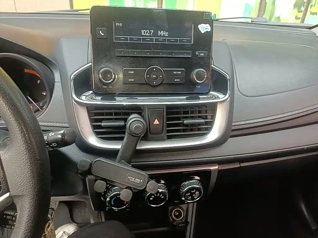 Toyota Yaris L 2022 — фото 13