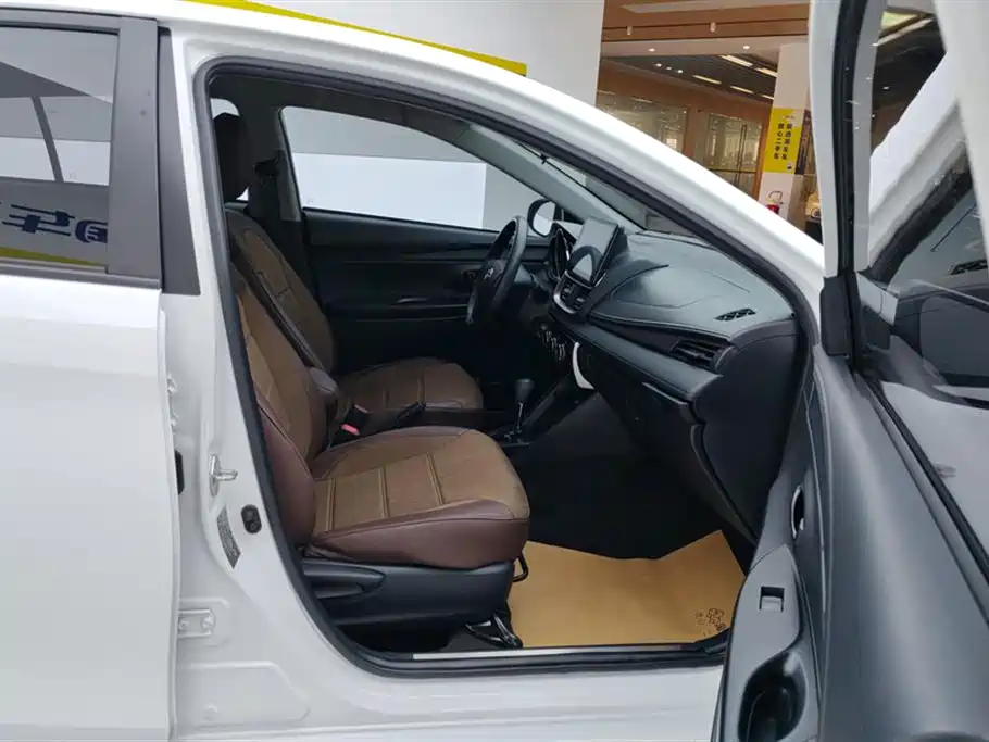 Toyota Yaris L 2020 — фото 8