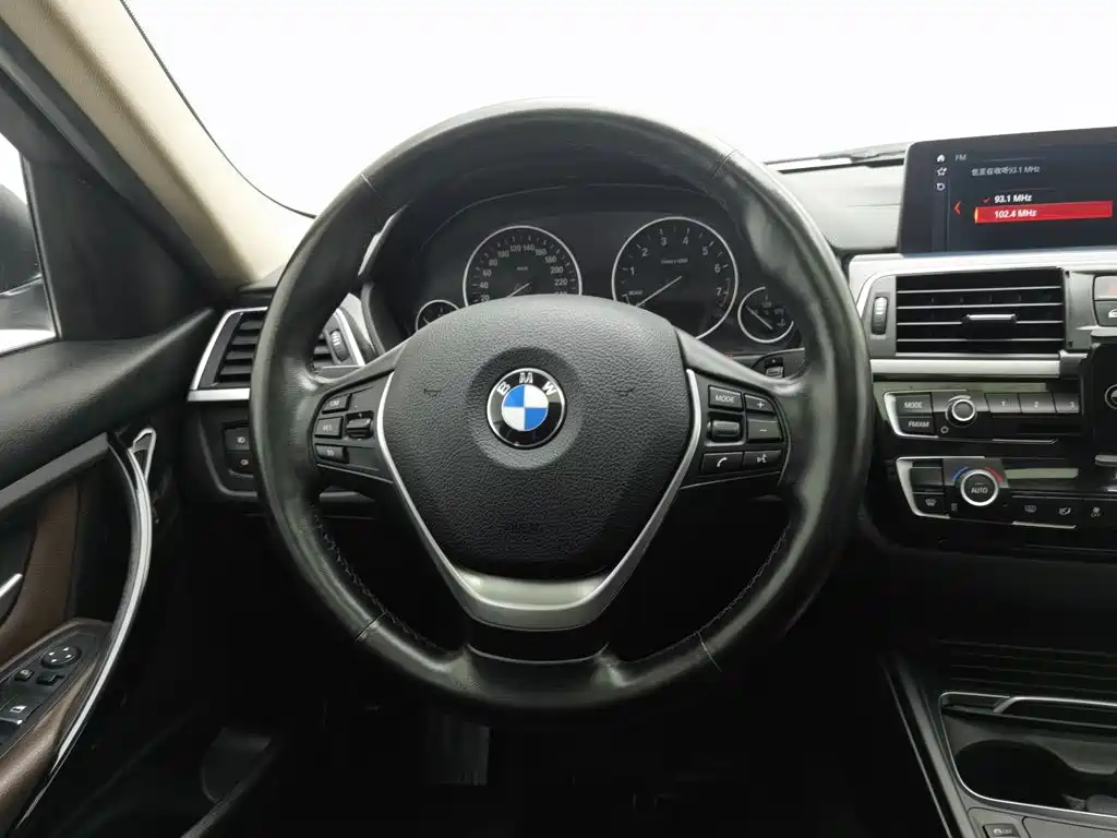 BMW 3 Series 2018 — фото 11