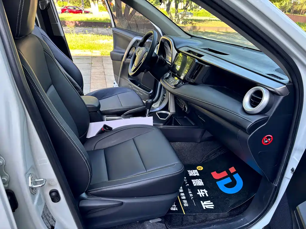 Toyota RAV4 2016 — фото 16