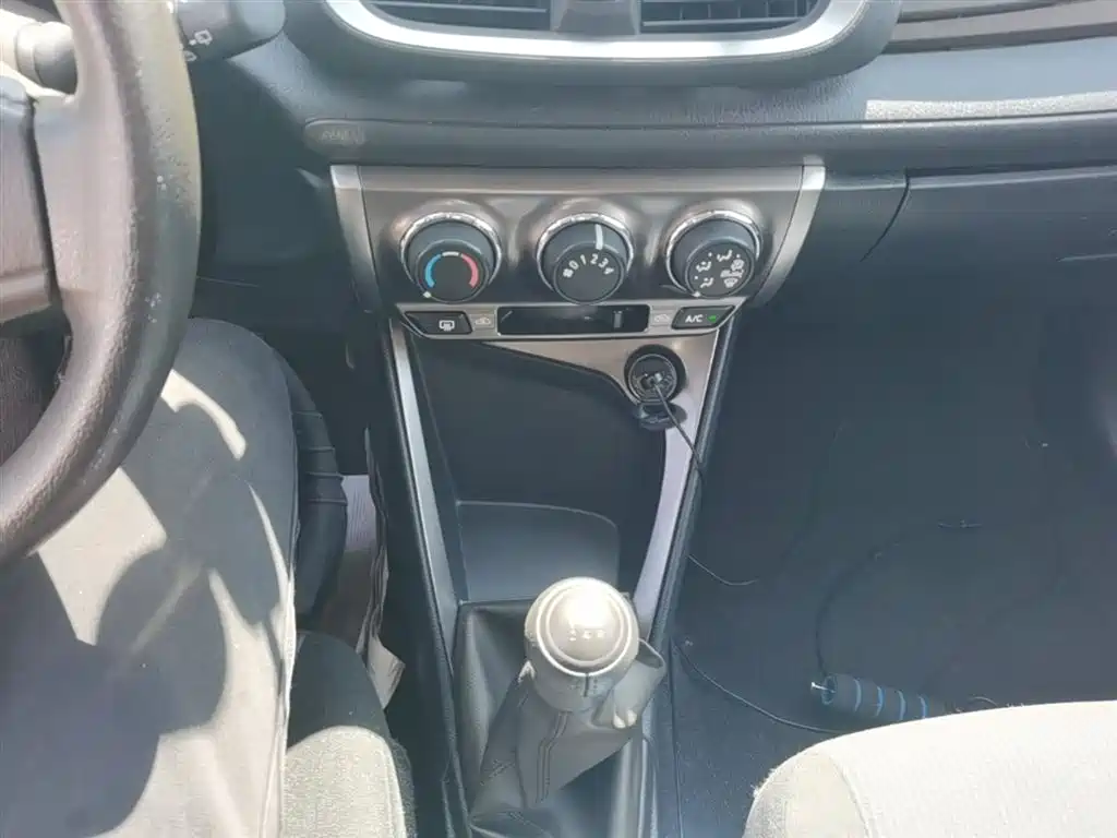 Toyota Yaris L 2015 — фото 14