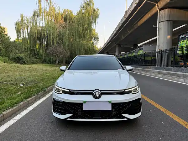 Volkswagen Golf 2025