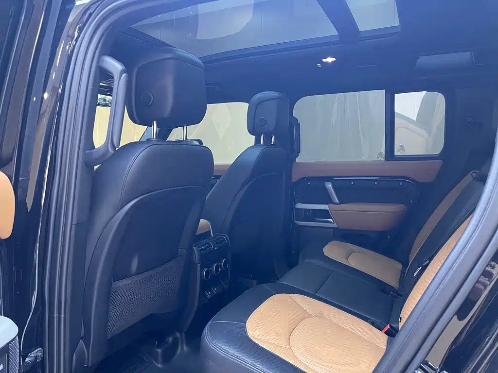 Land Rover Defender 2023 — фото 10