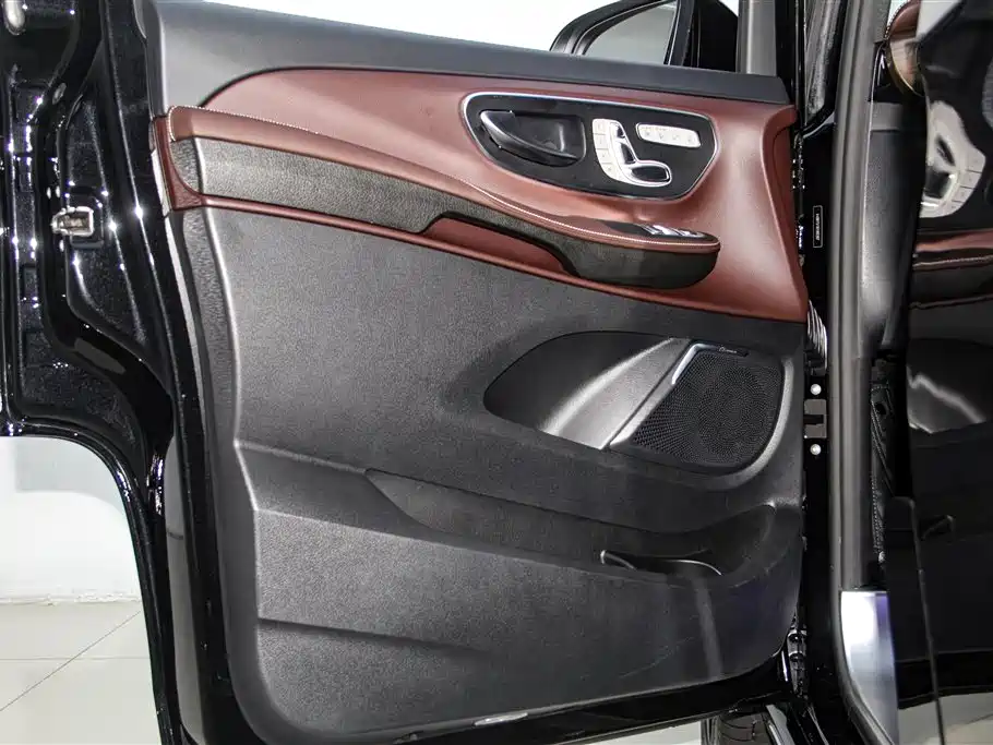 Mercedes-Benz V-Class 2023 — фото 25
