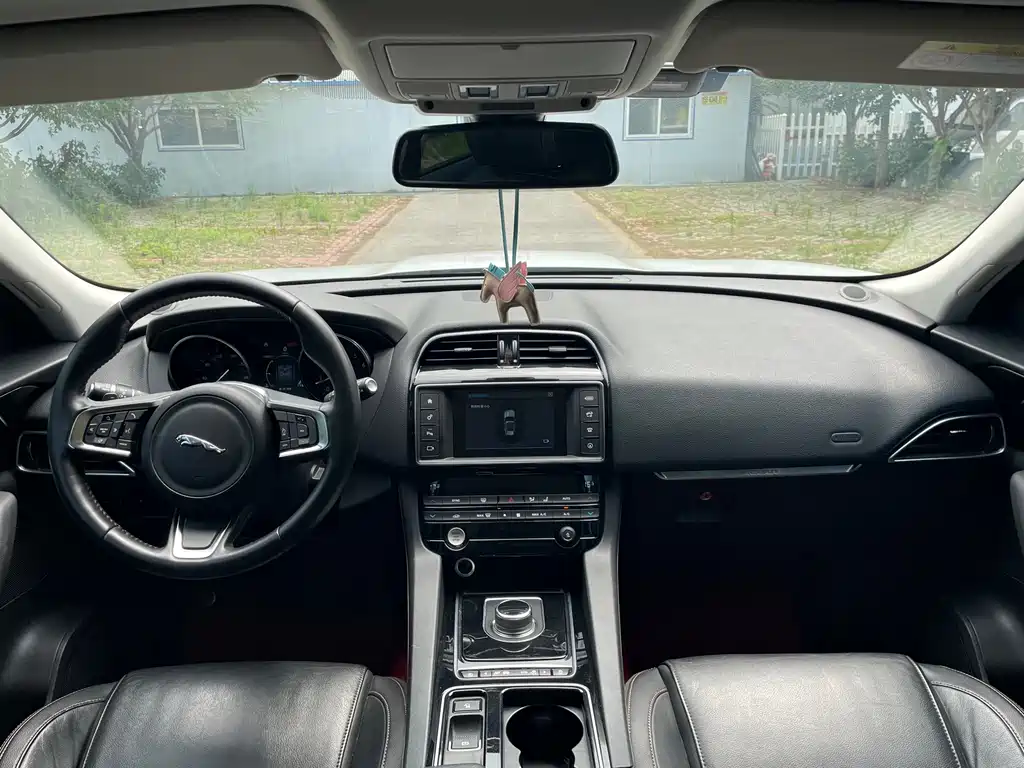 Jaguar F-PACE 2018 — фото 13