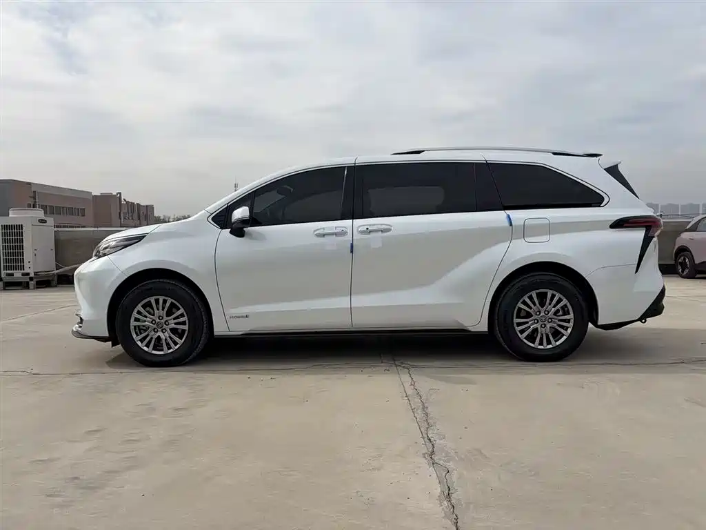 Toyota Sienna 2022 — фото 4