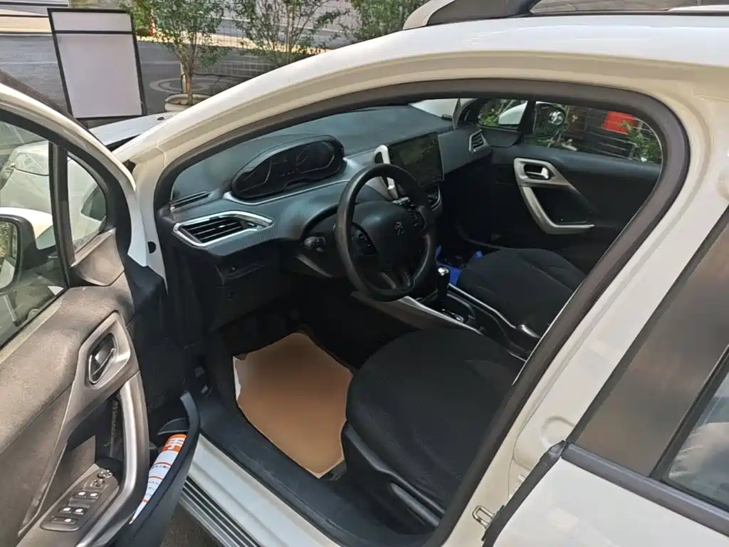 Peugeot 2008 2015 — фото 16