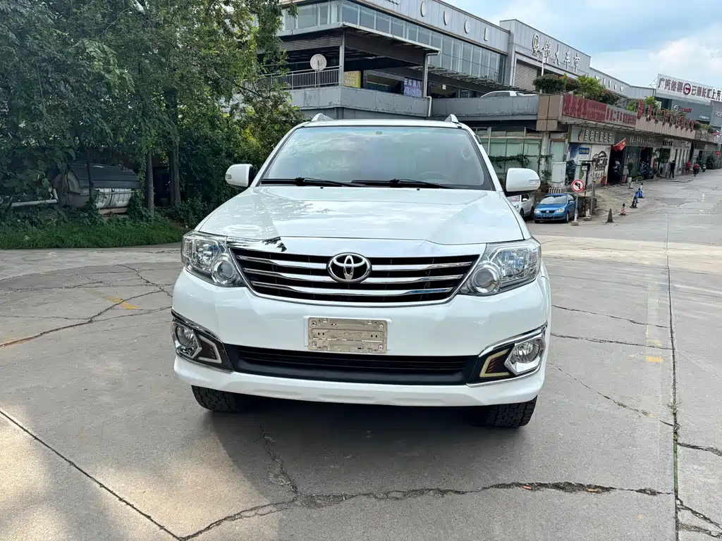 Toyota Fortuner 2014 — фото 2