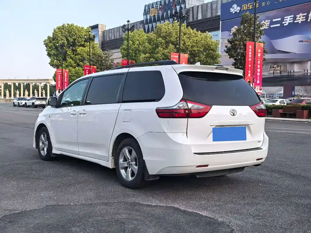 Toyota Sienna 2019 — фото 7