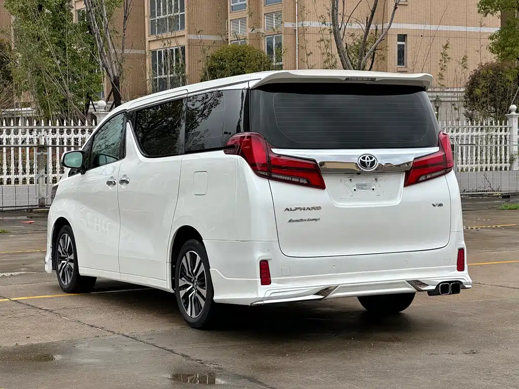 Toyota Alphard 2022 — фото 9