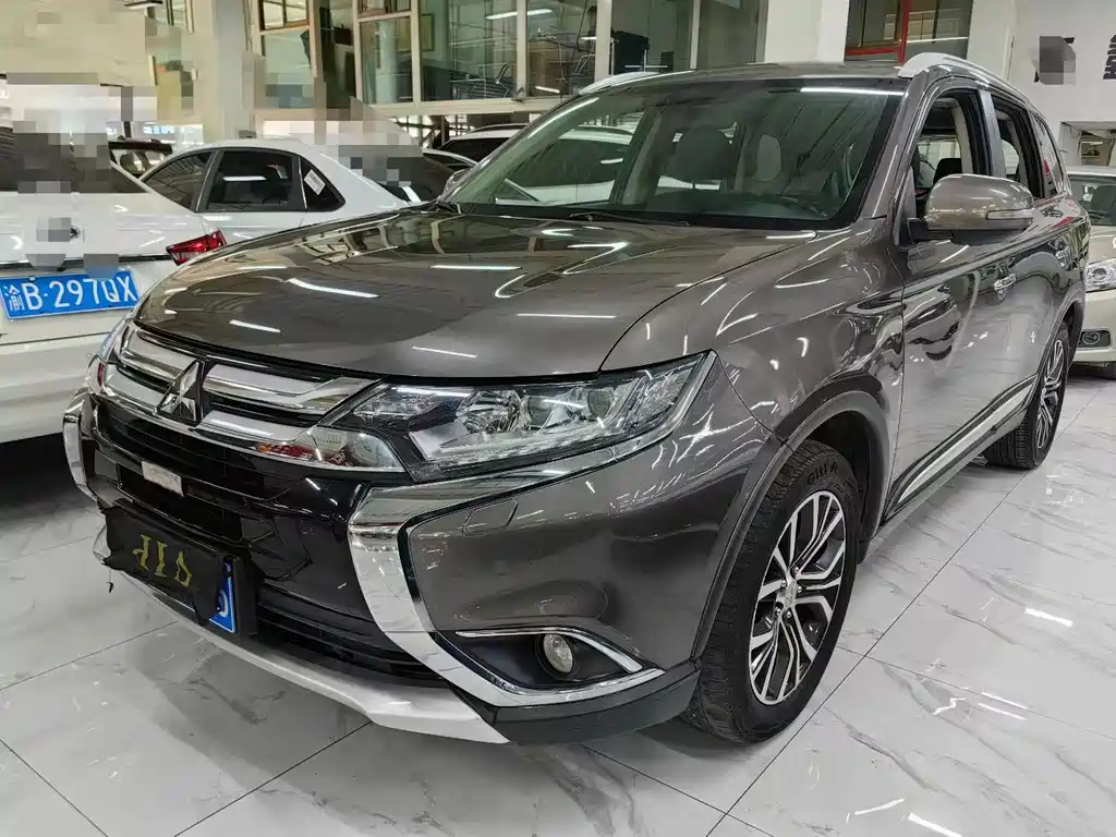 Mitsubishi Outlander 2017 — фото 1