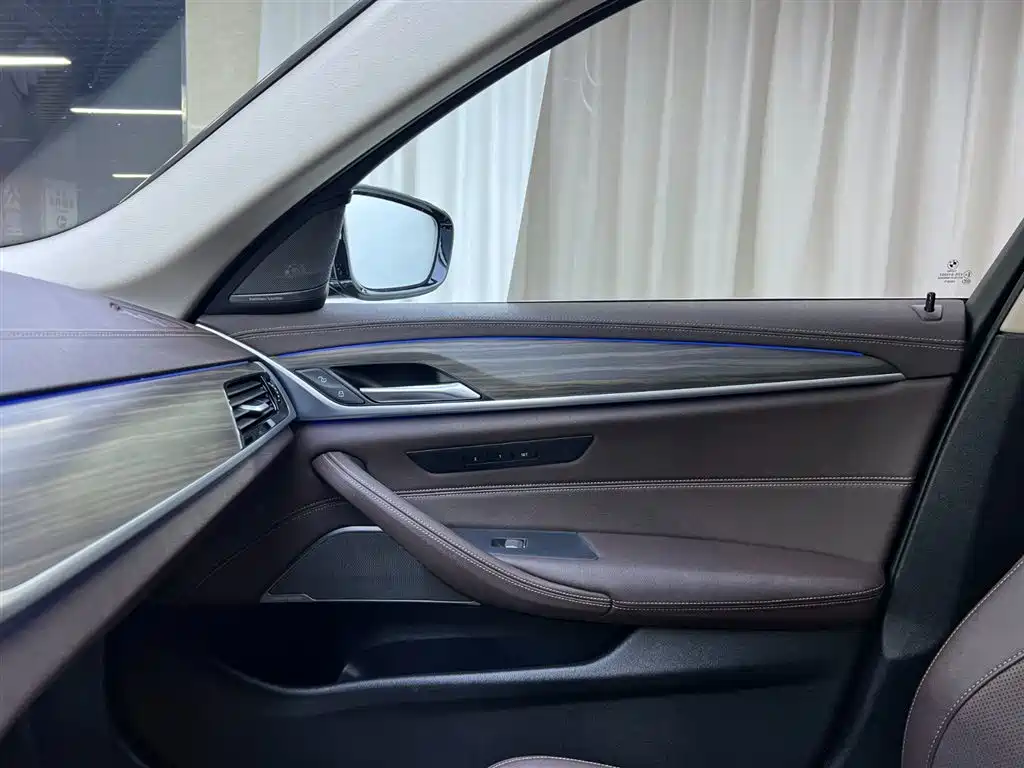 BMW 5 Series 2021 — фото 17