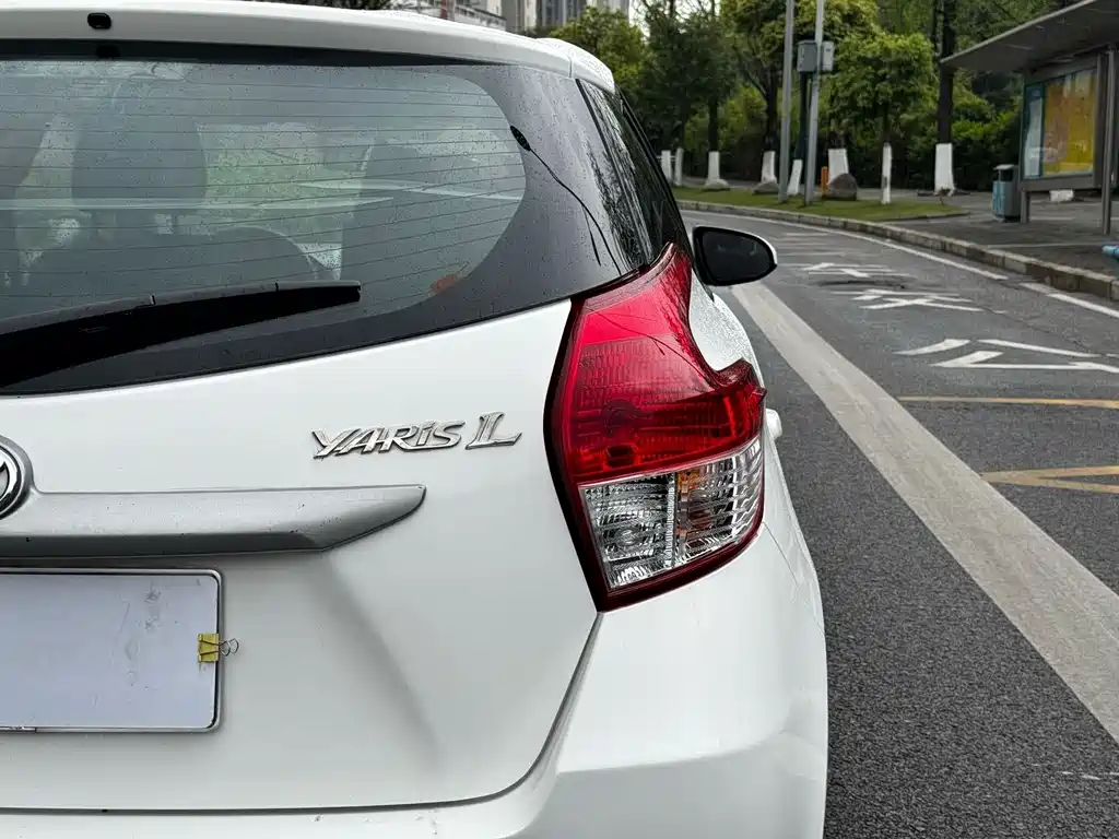 Toyota Yaris L 2015 — фото 29