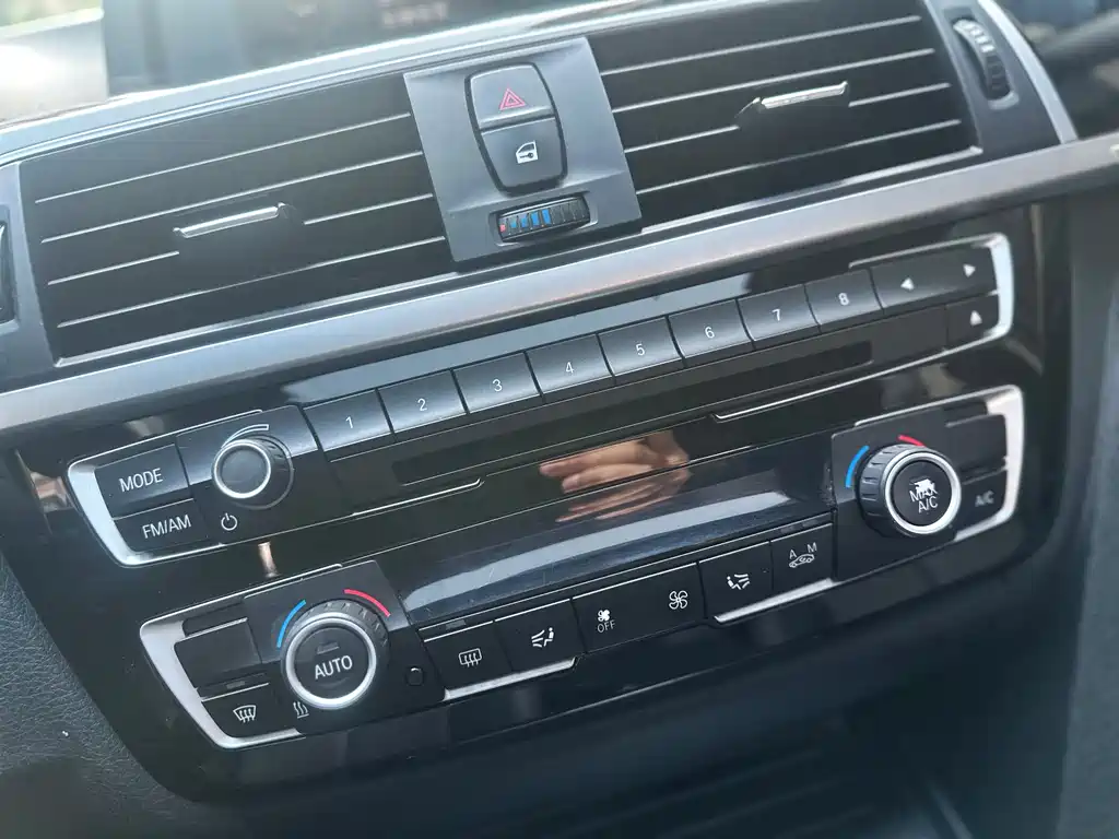 BMW 3 Series 2017 — фото 17