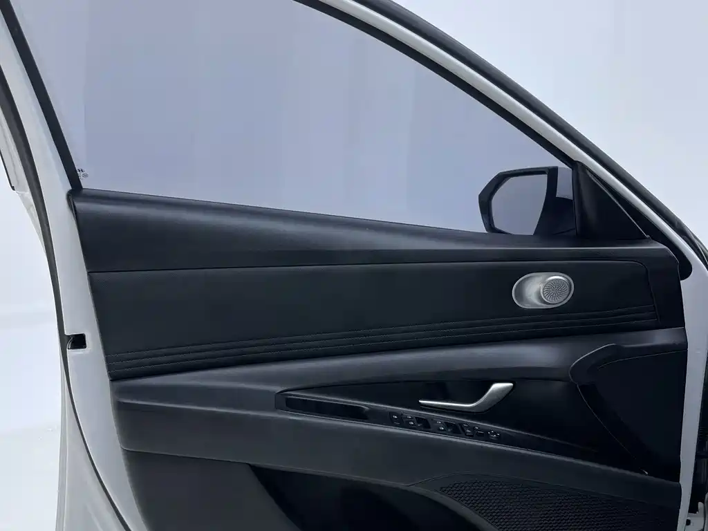 Hyundai Elantra 2022 — фото 24