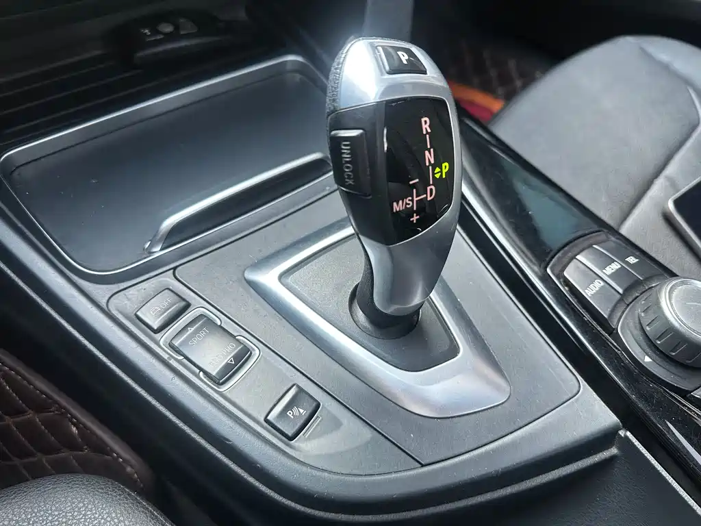BMW 3 Series 2017 — фото 18