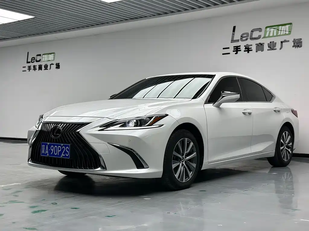 Lexus ES 2021 — фото 1