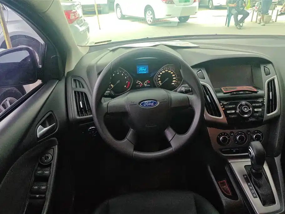 Ford Focus 2014 — фото 15