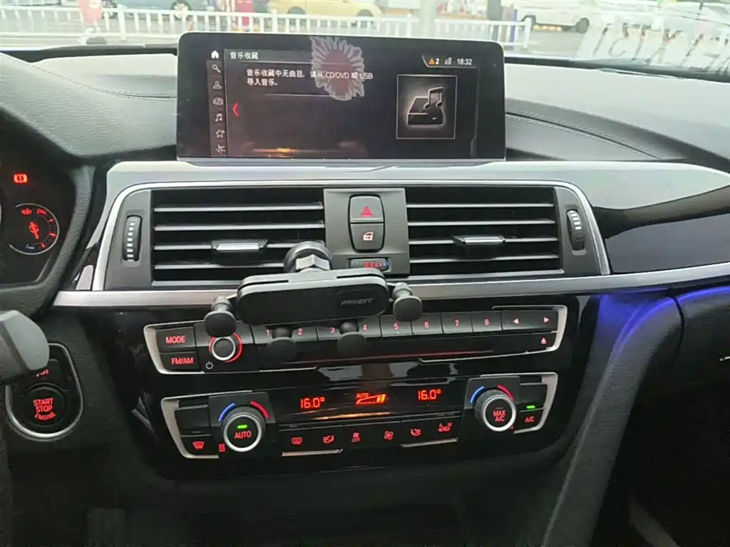 BMW 3 Series 2019 — фото 13