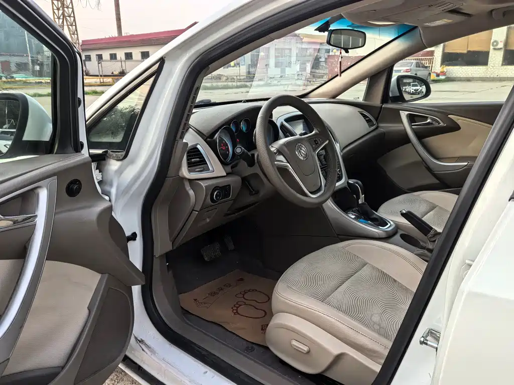 Buick Excelle 2015 — фото 10