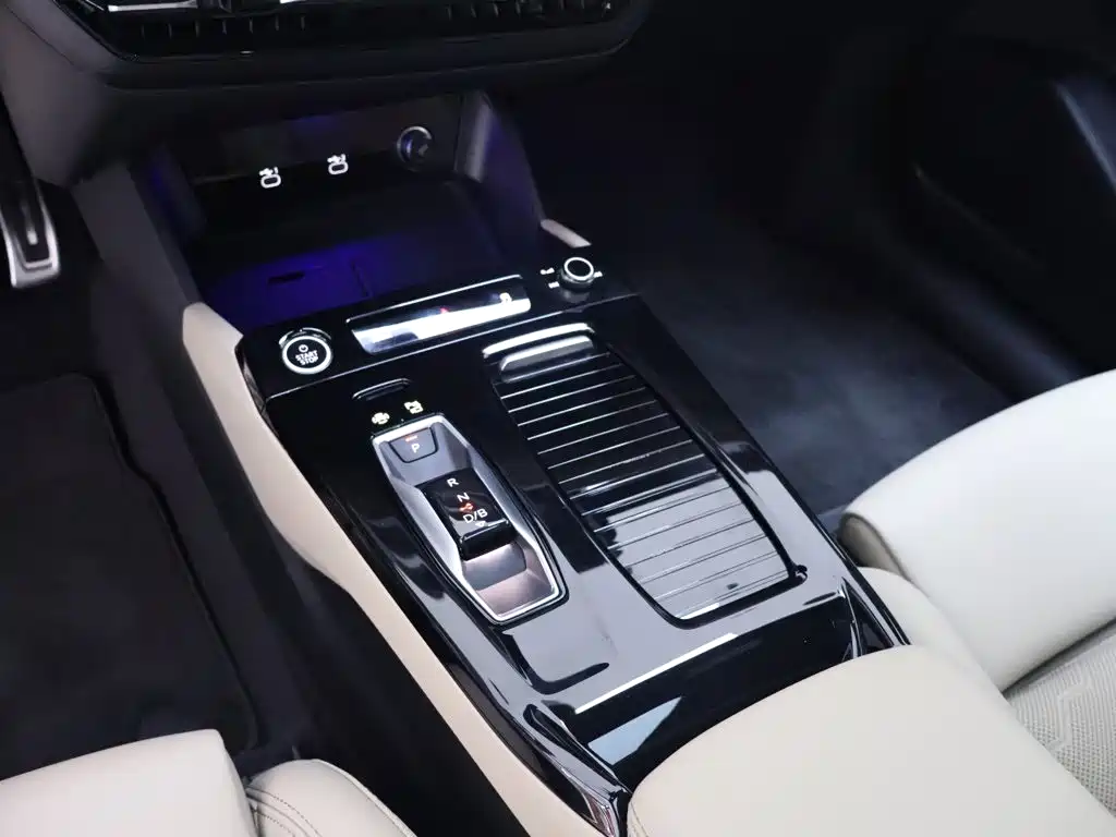 Audi Q6L E-Tron 2025 — фото 12