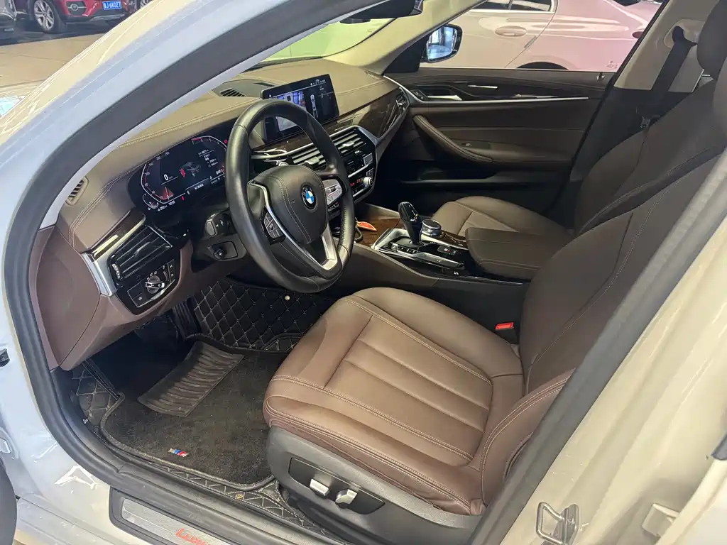 BMW 5 Series 2019 — фото 16